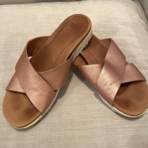UGG Kari metallic rose gold crisscross leather sandals slides size 7